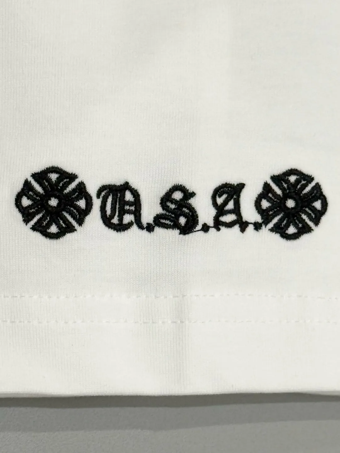 🅿️190 [High quality] Chrome hearts ss25 new first release latest short-sleeved round neck t-shirt, high-end customization, avant-garde and fashionable design! The brand logo is applied to the front and back cuffs using 100,000 needle embroidery techniques. High-end customized 280g fabric. Soft to the touch. Comfortable to wear. Exquisite stitching. Fine workmanship. The upper body effect is incomparably handsome! Same style for men and women, color: white, black size: S to xL